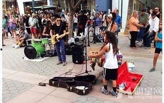 明星街头卖艺,明星跨界街头卖艺风采再现